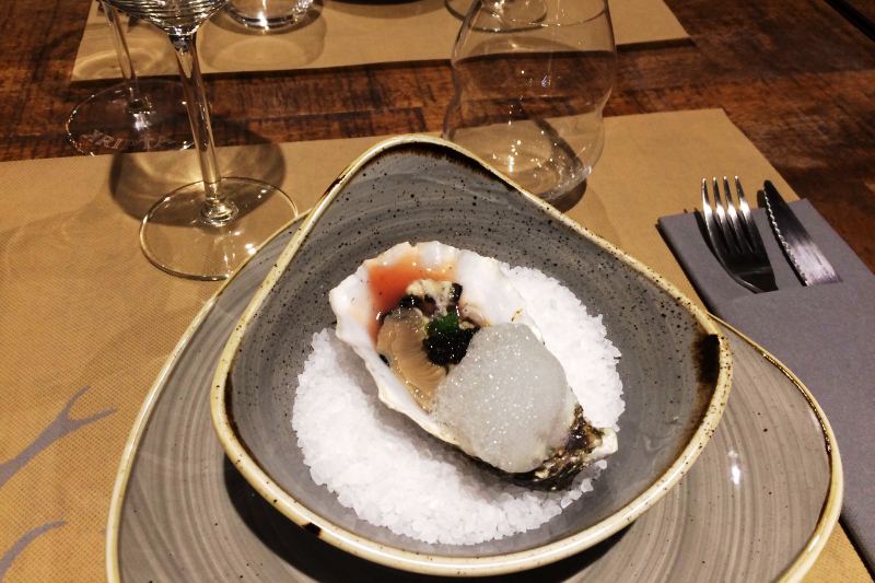 La mejor ostra del mundo Gillardeau con espuma de limón, Oporto y caviar